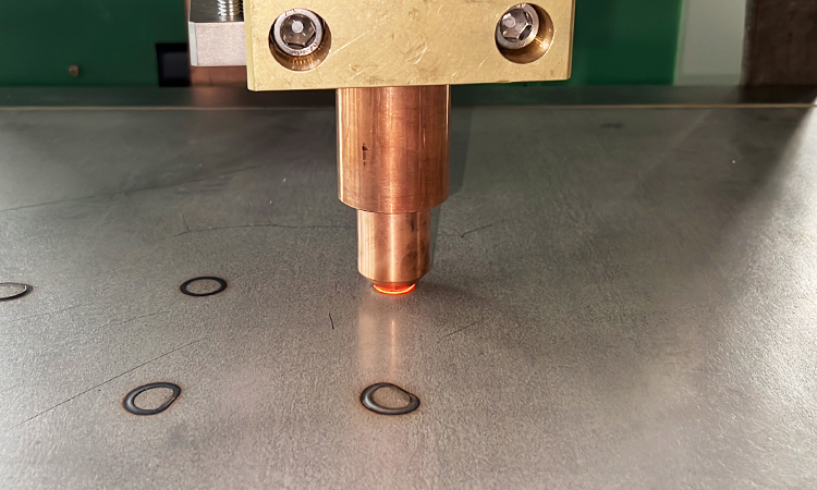 在点焊过程中，电极被压在工件上